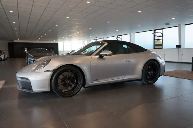 Porsche 911 view 5