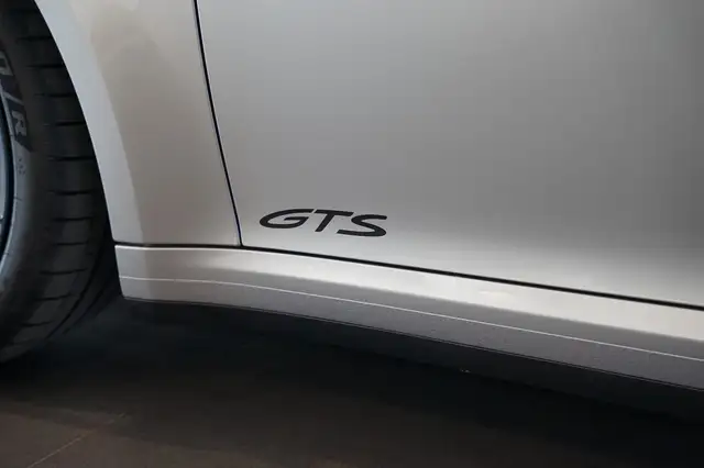 Porsche 911 view 10