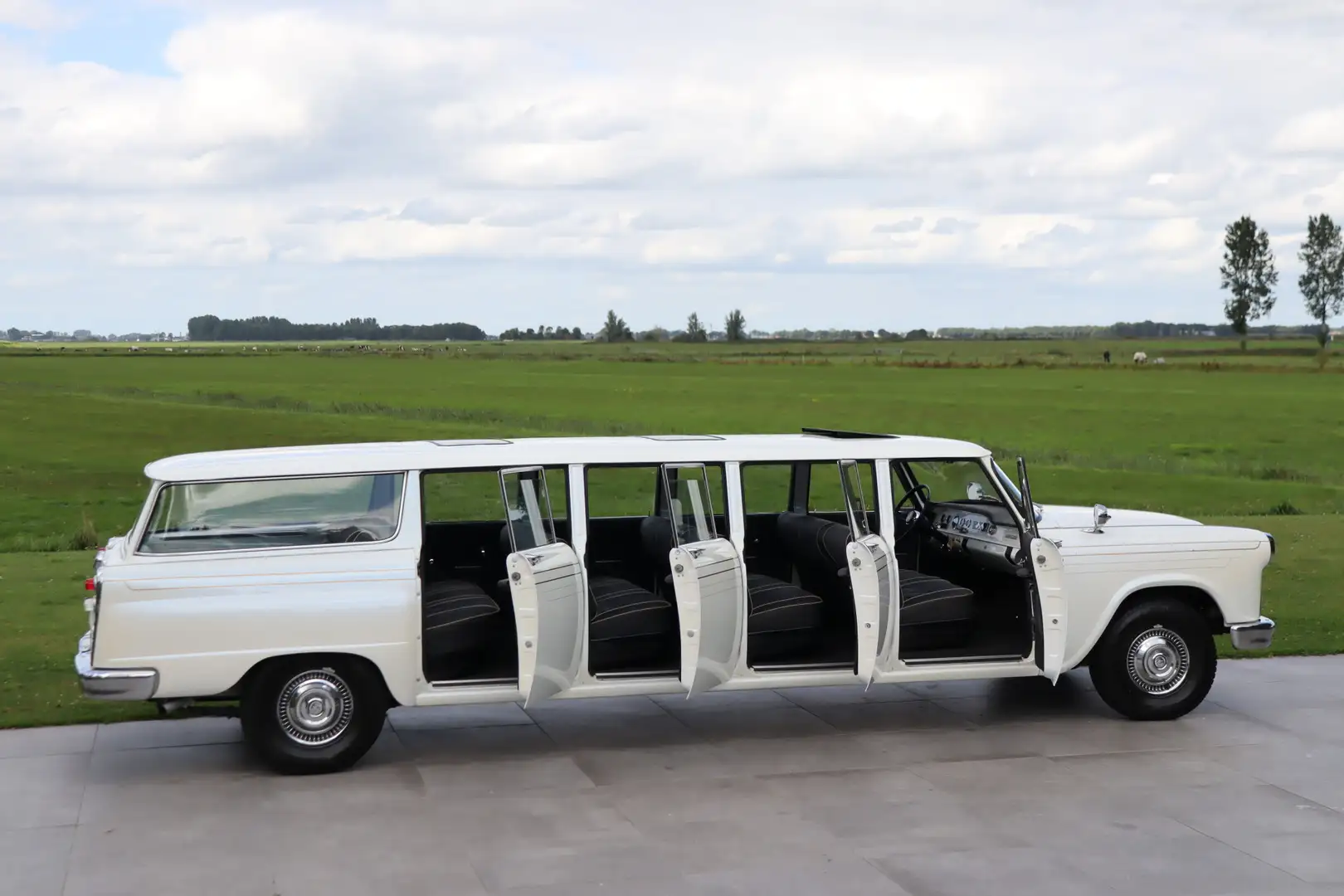 Oldtimer Checker Aerobus Stationwagon 12-Persons Wit - 2
