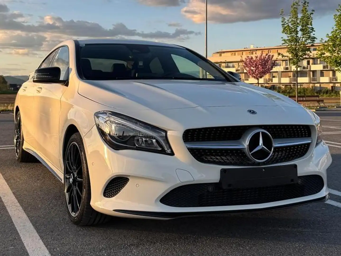 Mercedes-Benz CLA 200 CLA-Klasse 200d  Aut. 4MATIC Sportwagen / Coupé Weiß - 1