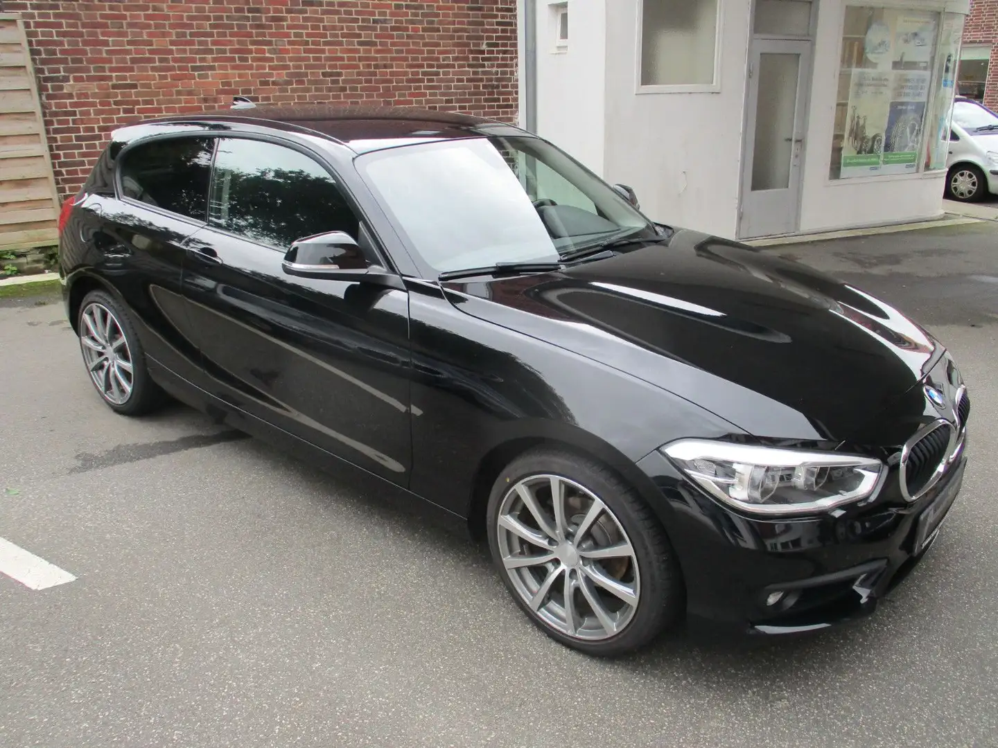 BMW 118 i "Advantage" -NAVI-LED-ALU-PDC-GRA Schwarz - 1