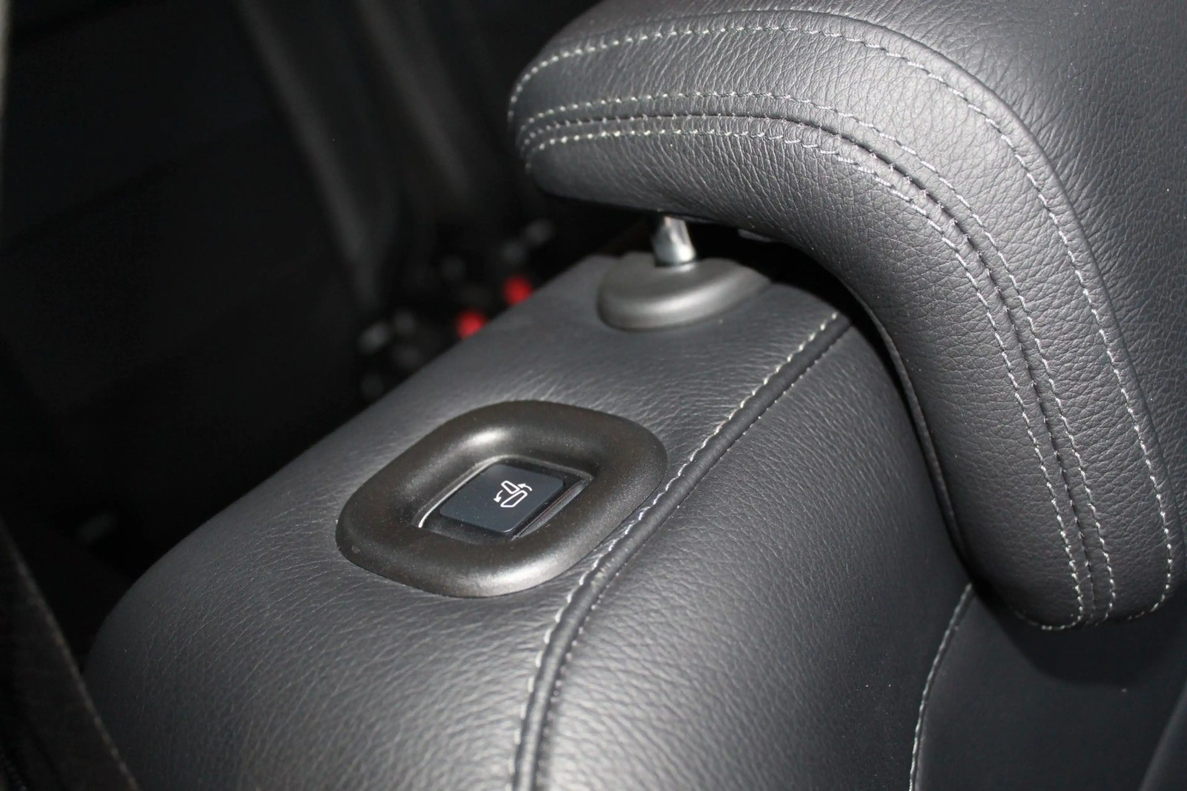 Mercedes-Benz GLS 450 4-MATIC 9-G AMG KEYLESS 360° PANO 7-SITZ — photo 34