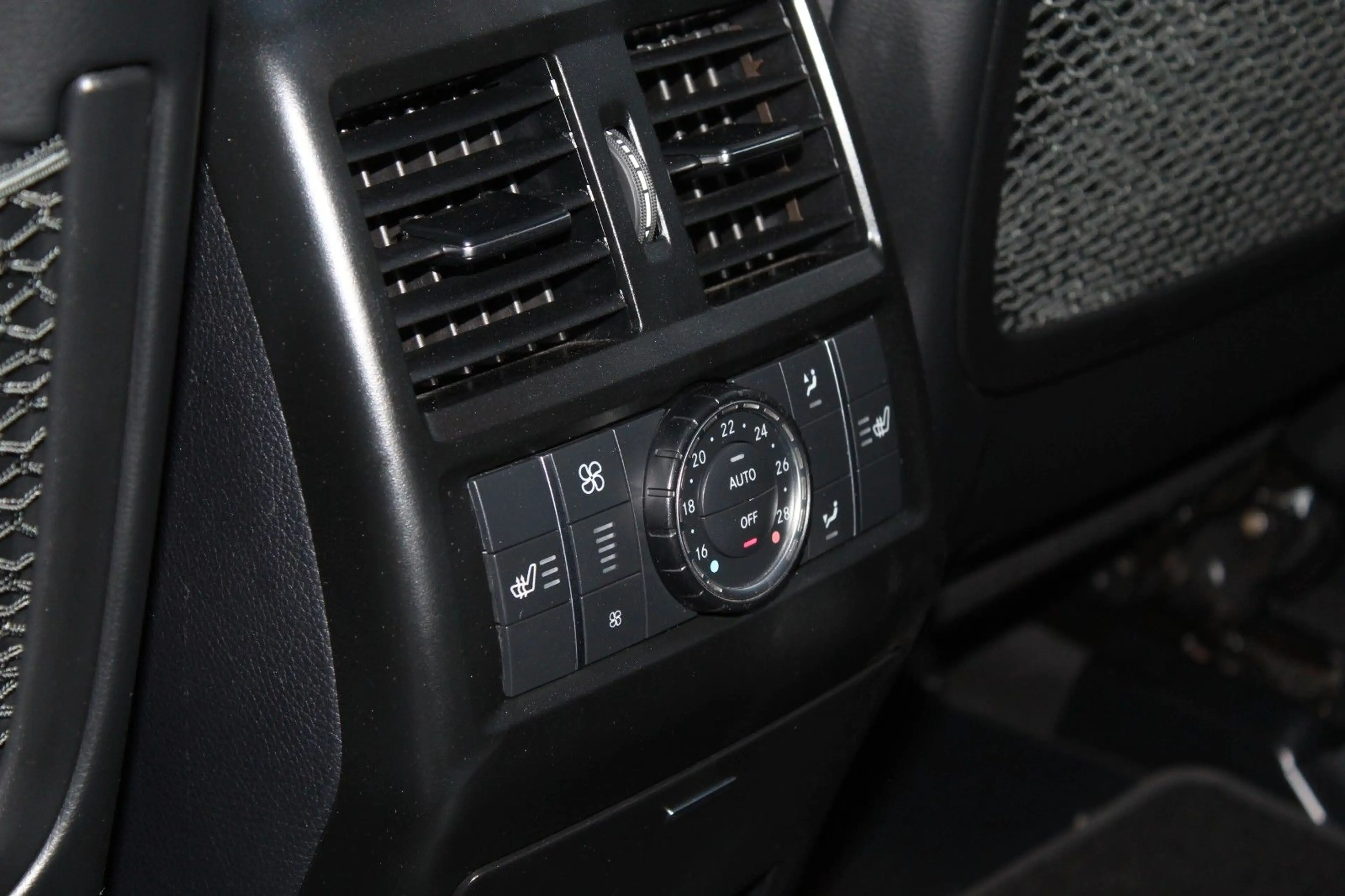 Mercedes-Benz GLS 450 4-MATIC 9-G AMG KEYLESS 360° PANO 7-SITZ — photo 33