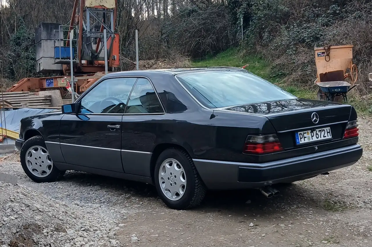 Mercedes-Benz 230, foto 1