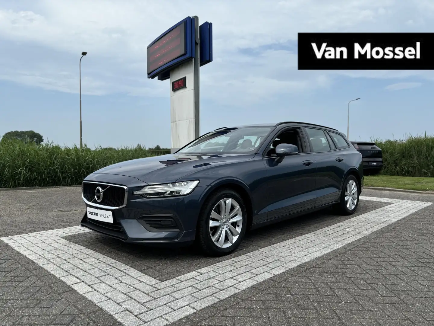 Volvo V60 2.0 B3 Mild Hybrid Core Trekhaak | Automaat | Crui Blau - 1