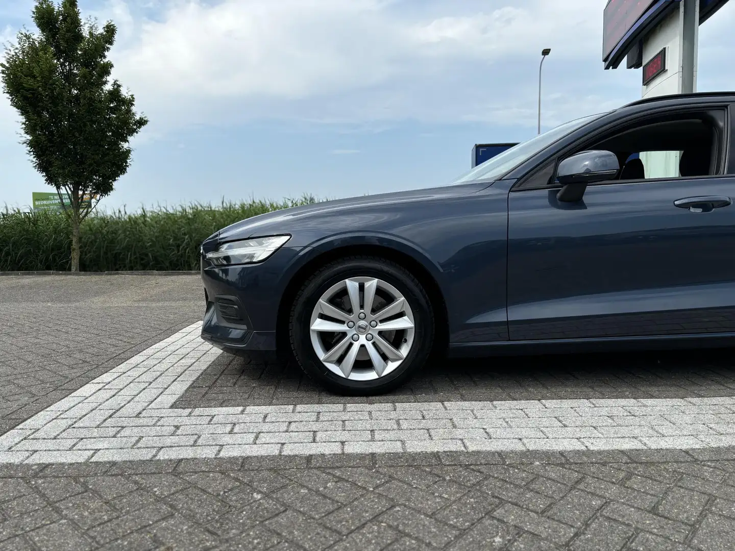 Volvo V60 2.0 B3 Mild Hybrid Core Trekhaak | Automaat | Crui Blau - 2