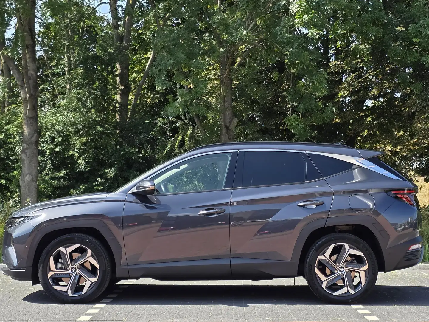 Hyundai TUCSON 1.6 T-GDI HEV 230PK Premium | 1650 kg trekvermogen Grijs - 2