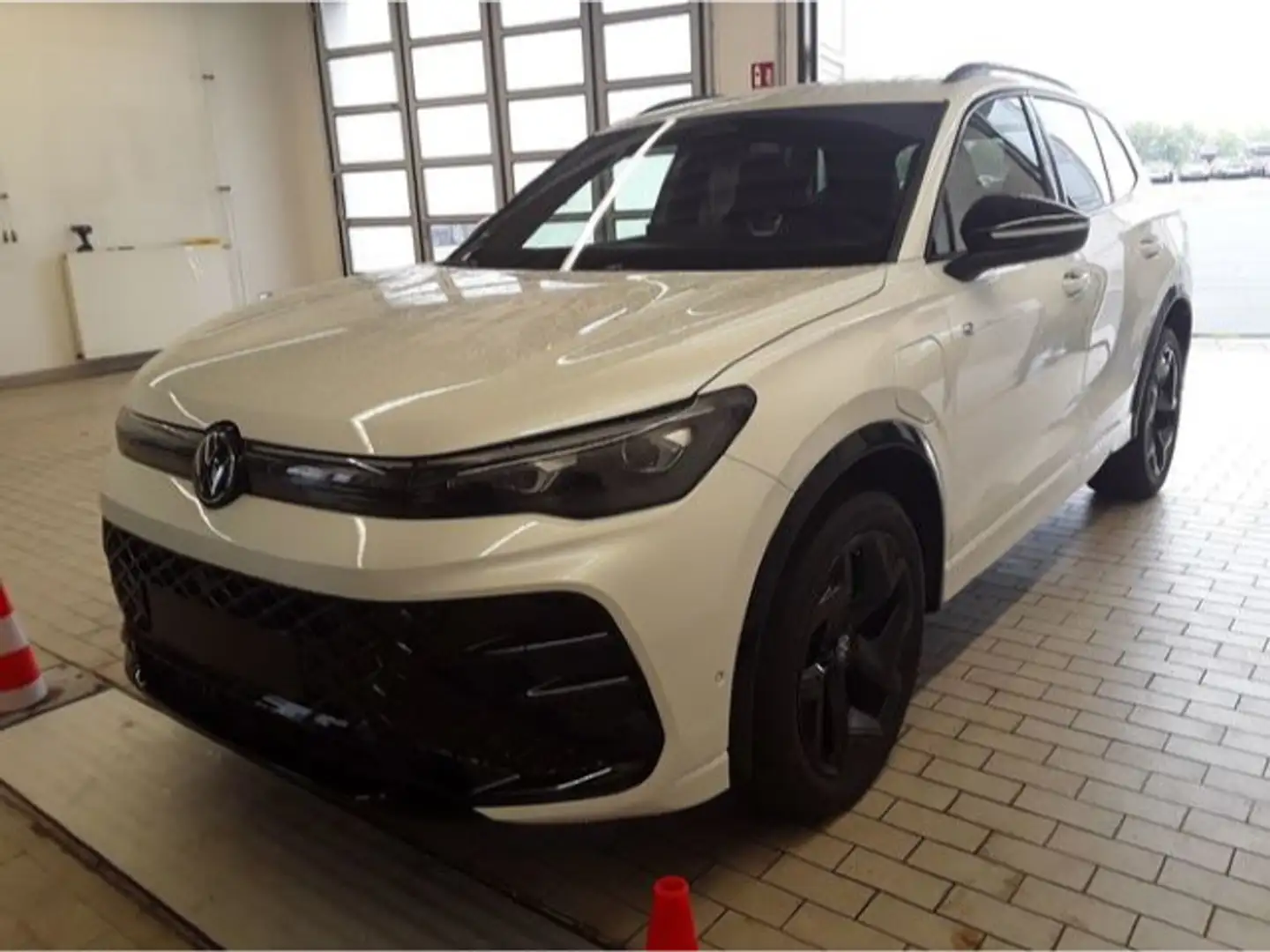 Volkswagen Tiguan 1.5 eHybrid R-LINE BLACK STYLE IQ.LIGHT Weiß - 2