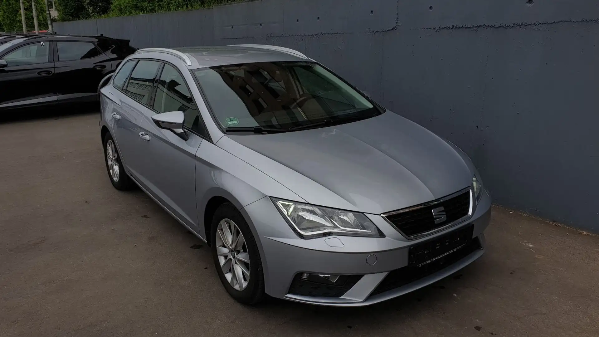 SEAT Leon ST 1.6 TDI Style Navi+/Tempo/Sitzh/APP/Alu Stříbrná - 2