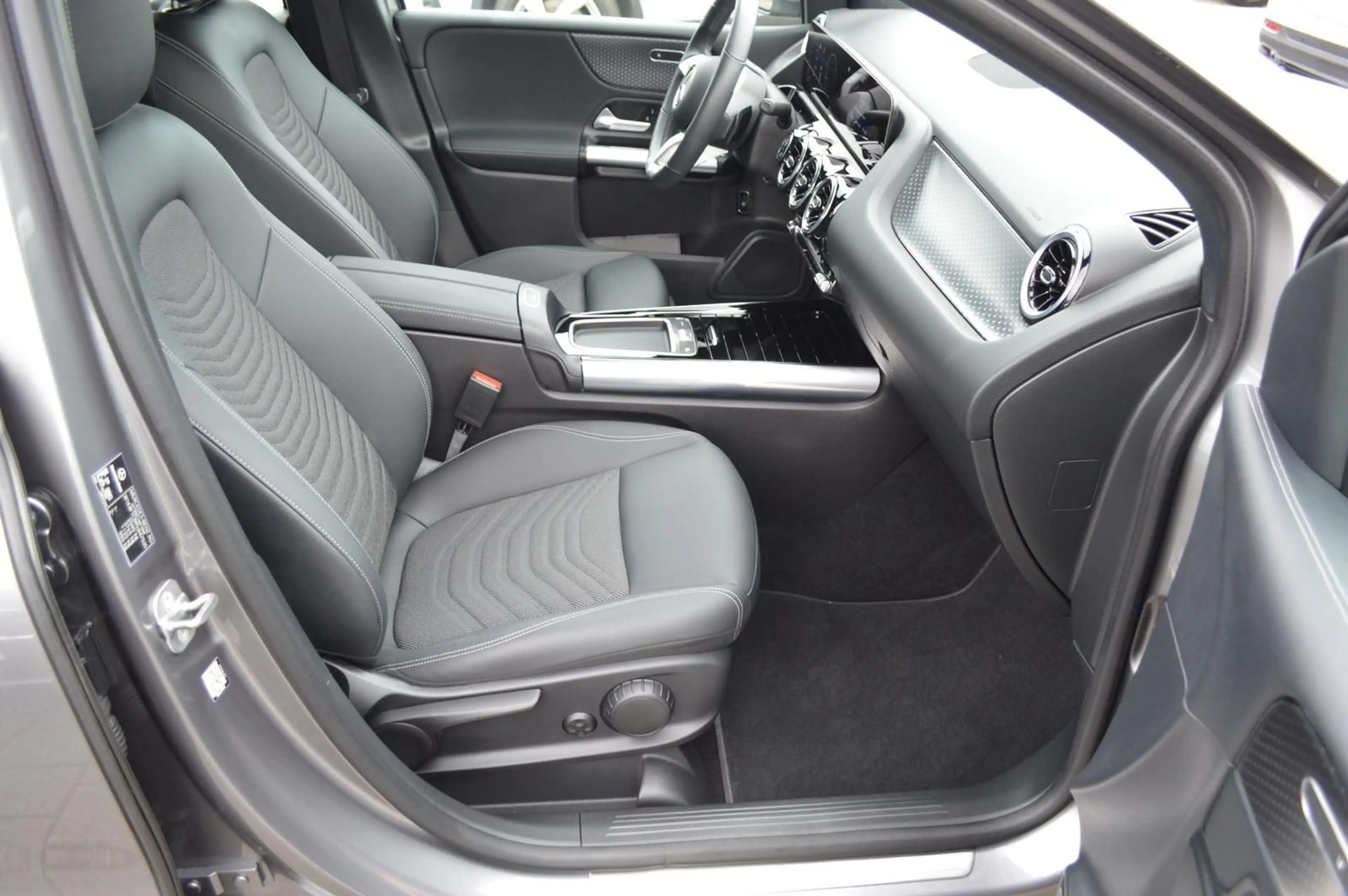 Mercedes-Benz B 200 d*Virtual*360°*Navi*LED*Keyless*Carplay*SHZ — photo 7