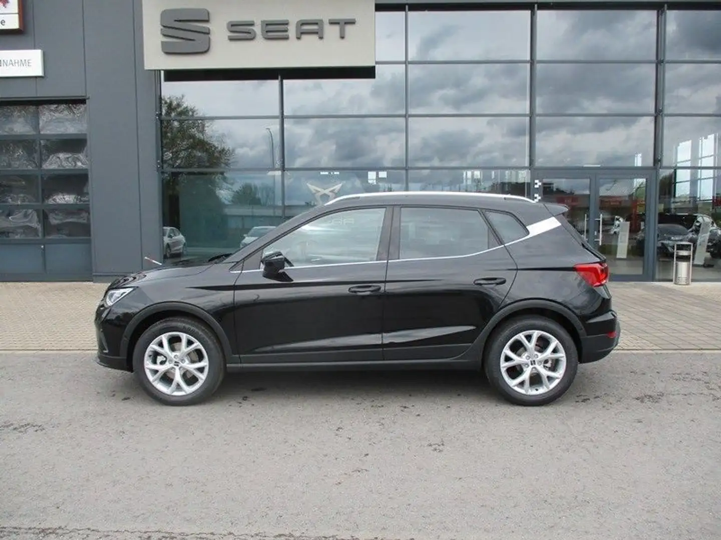 SEAT Arona FR 1,5TSI DSG*Navi*LED*Kamera*AHK* Negro - 1