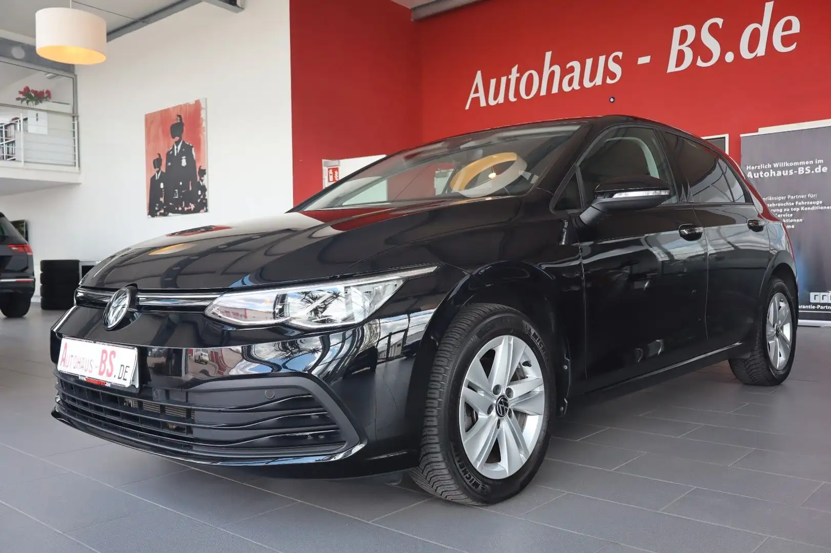 Volkswagen Golf VIII Limo Life 2.0TDI DSG,KameraNaviLED,1Hd Schwarz - 1