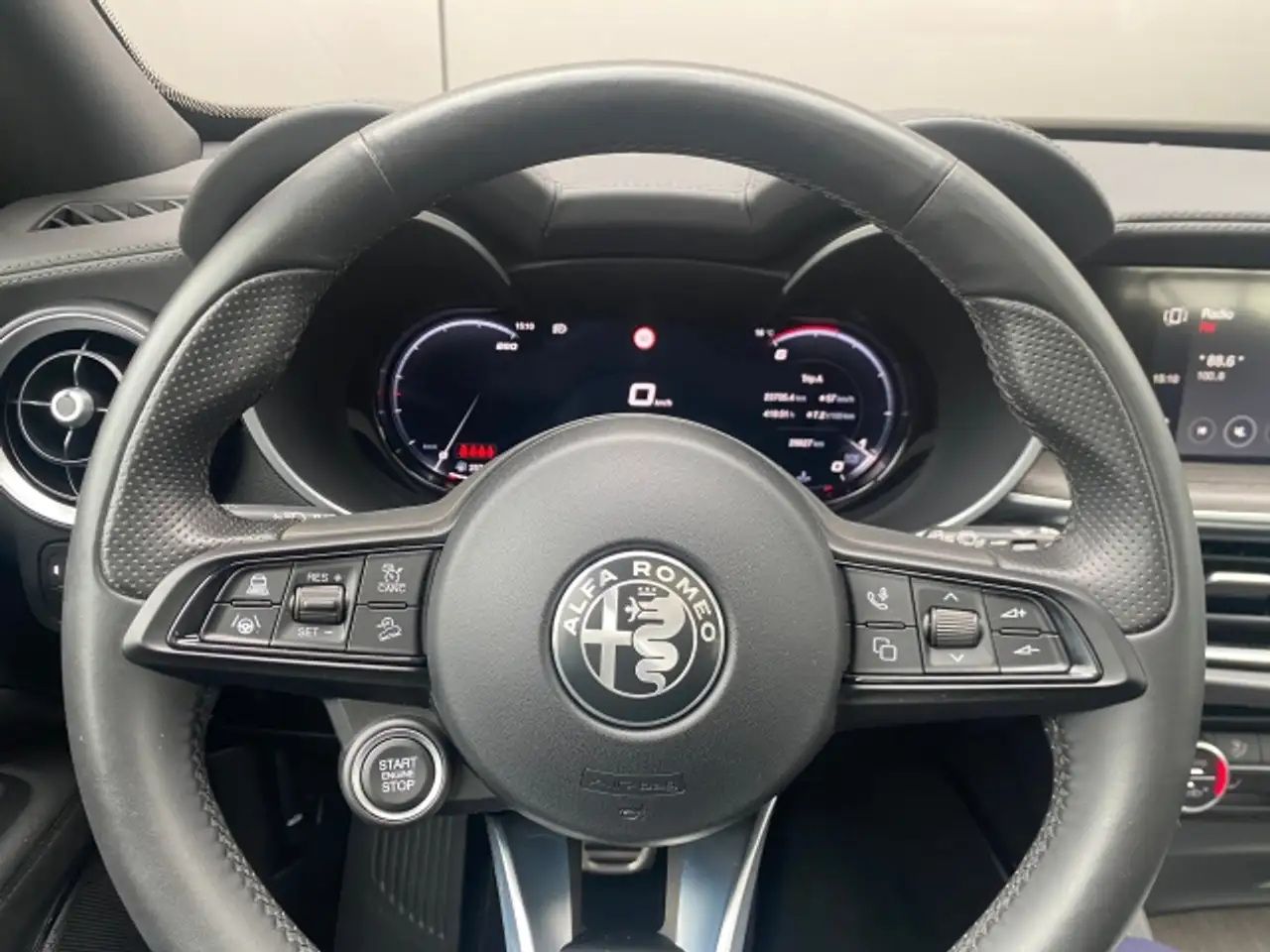 Alfa Romeo Stelvio 2024 — фото 13