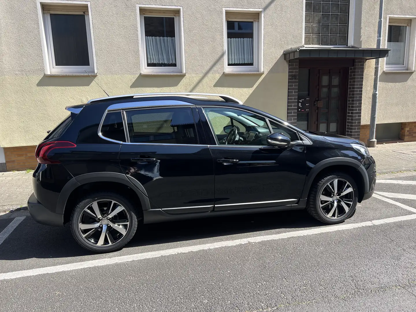 Peugeot 2008 Allure Schwarz - 2