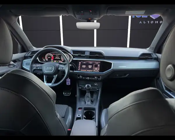 Audi Q3 view 13