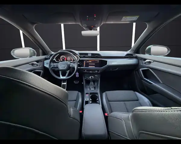 Audi Q3 view 10