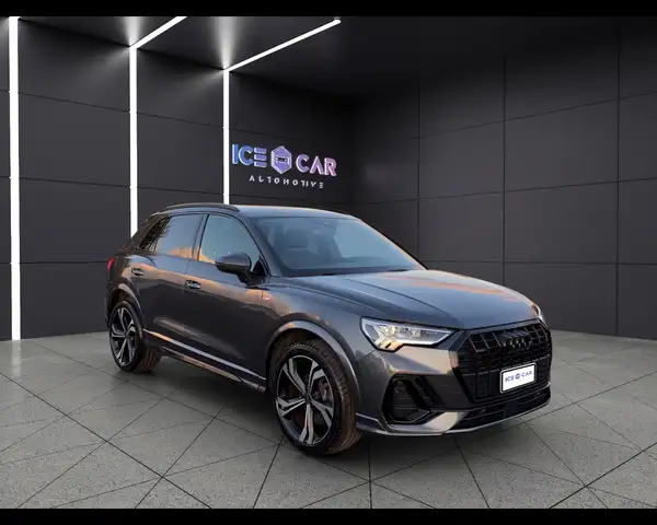 Audi Q3 view 3