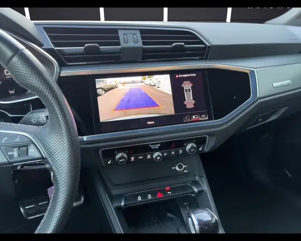 Audi Q3 view 14