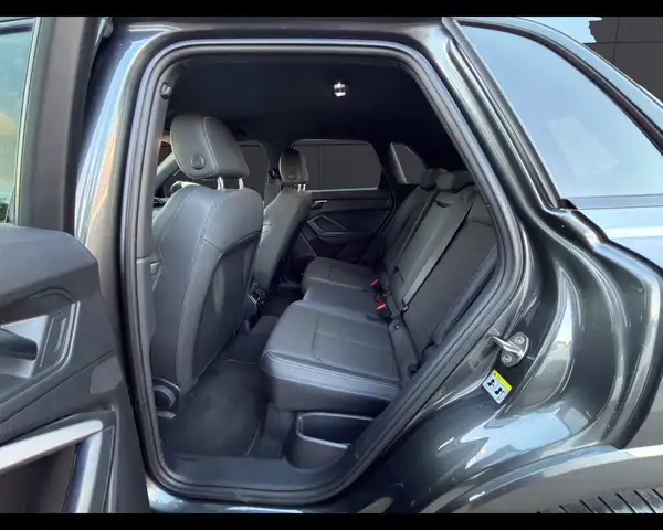 Audi Q3 view 15