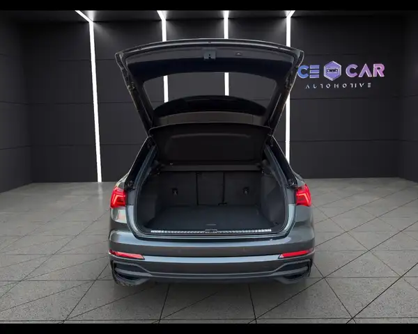 Audi Q3 view 18