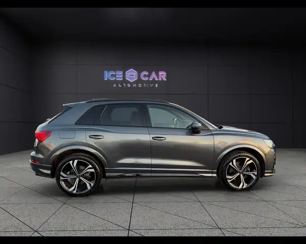 Audi Q3 view 4