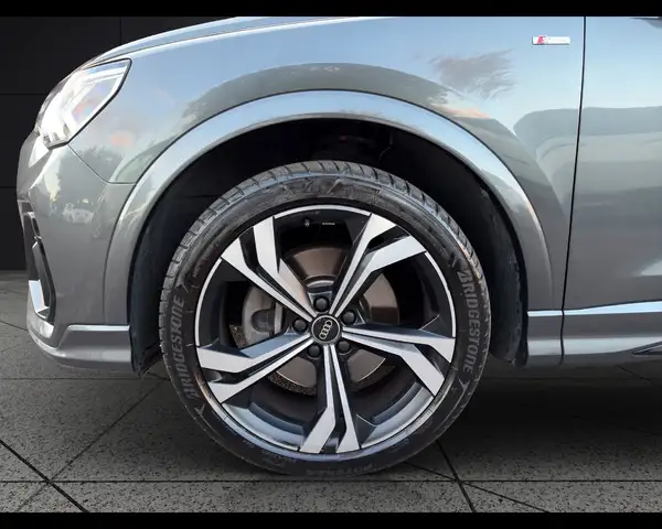 Audi Q3 view 19
