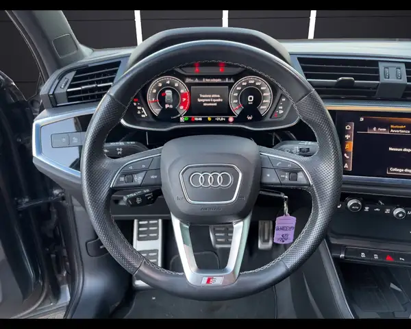 Audi Q3 view 11