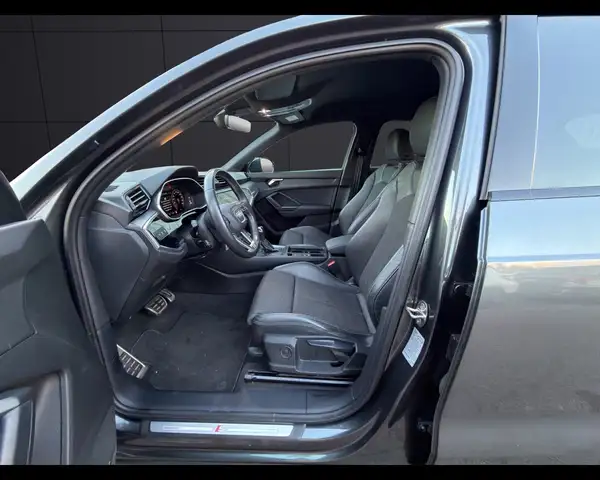 Audi Q3 view 9