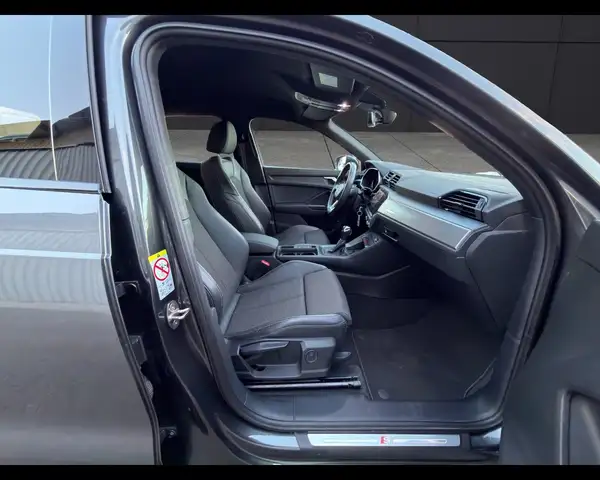 Audi Q3 view 16