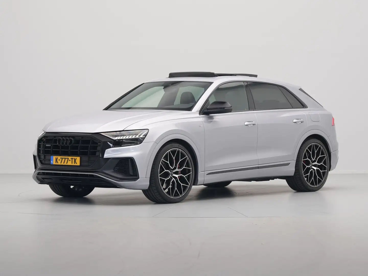 Audi Q8 55 TFSI e 381 pk quattro S-Line Panorama Matrix Le Grijs - 2