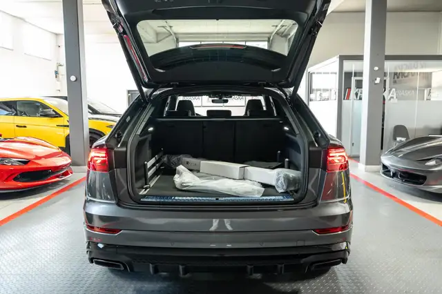 Audi Q8 view 10