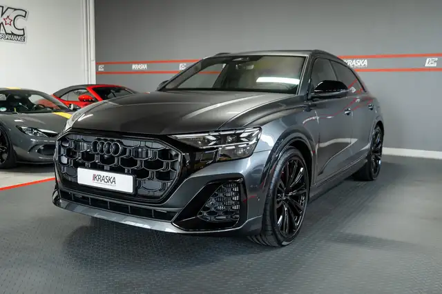 Audi Q8 view 4