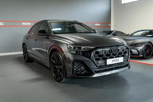 Audi Q8 view 6