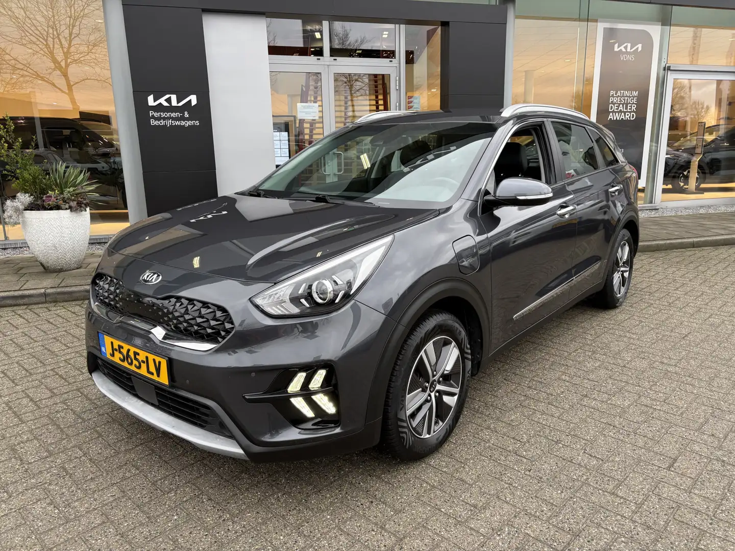 Kia Niro 1.6 GDi PHEV DynamicLine bel voor afspraak / info Gris - 2