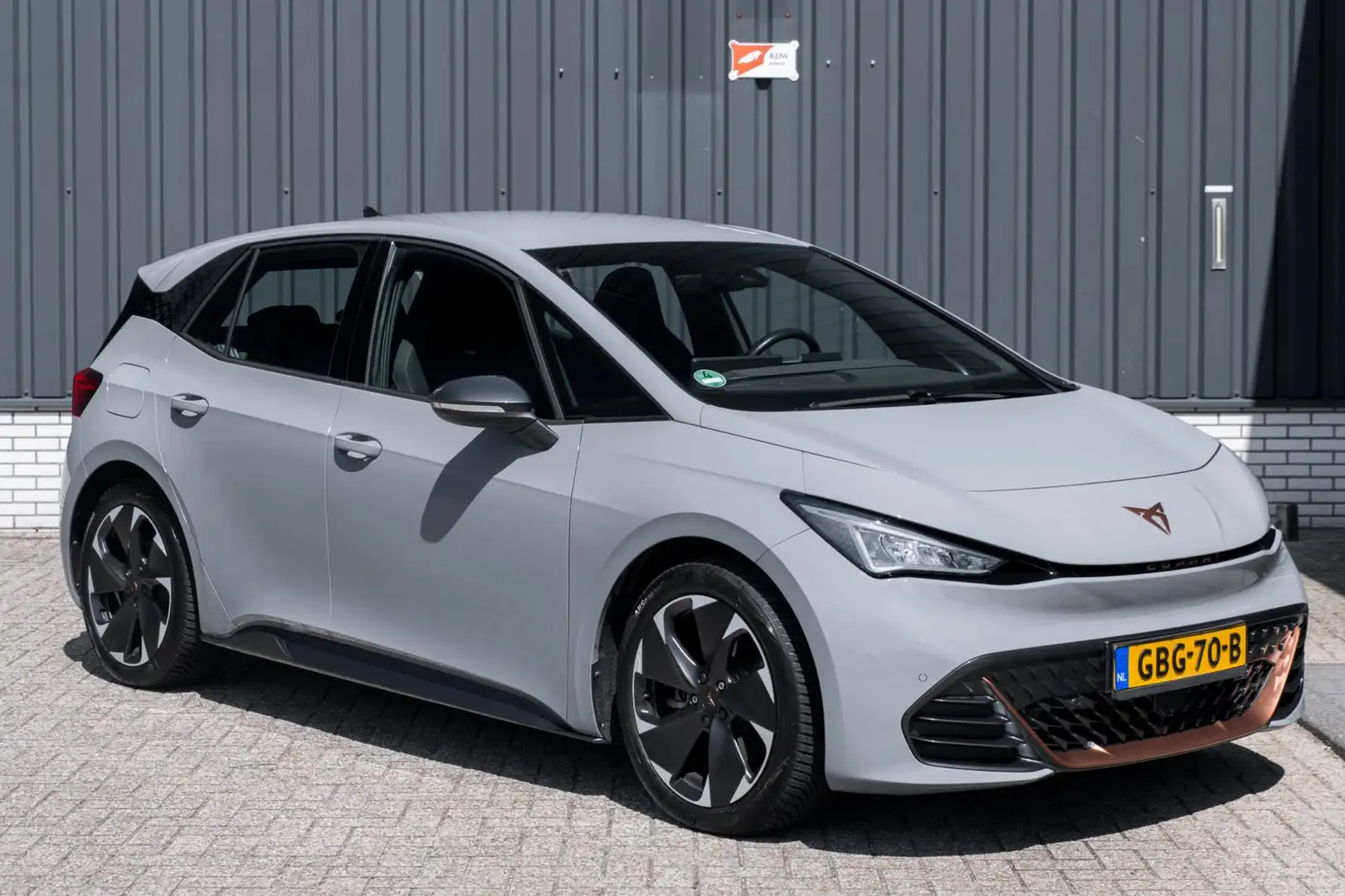 CUPRA Born Copper Edition 62 kWh*Navigatie*Apple Carplay* Grijs - 2
