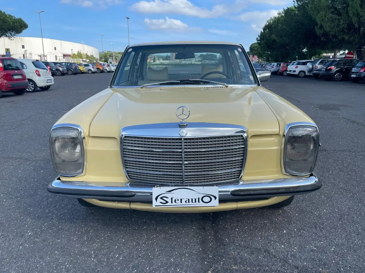 Mercedes-Benz 210/310 MERCEDES W115/8 200D, foto 1