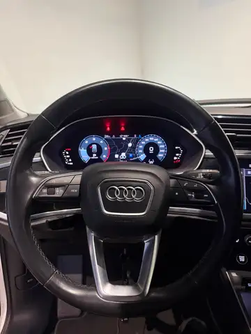 Audi Q3 view 15