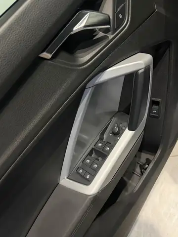 Audi Q3 view 10