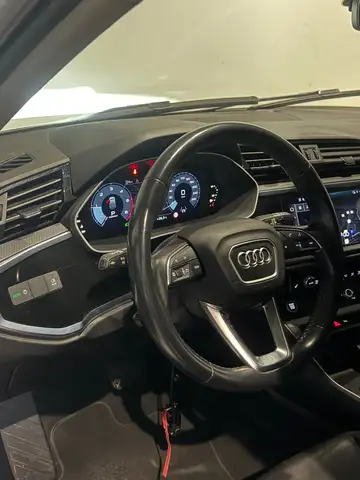 Audi Q3 view 13