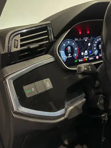 Audi Q3 view 14