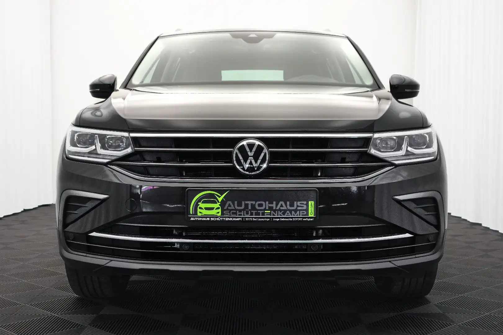 Volkswagen Tiguan LIFE eHybrid P-DACH+RFKMRA+AHKPL+MATRIX Schwarz - 2