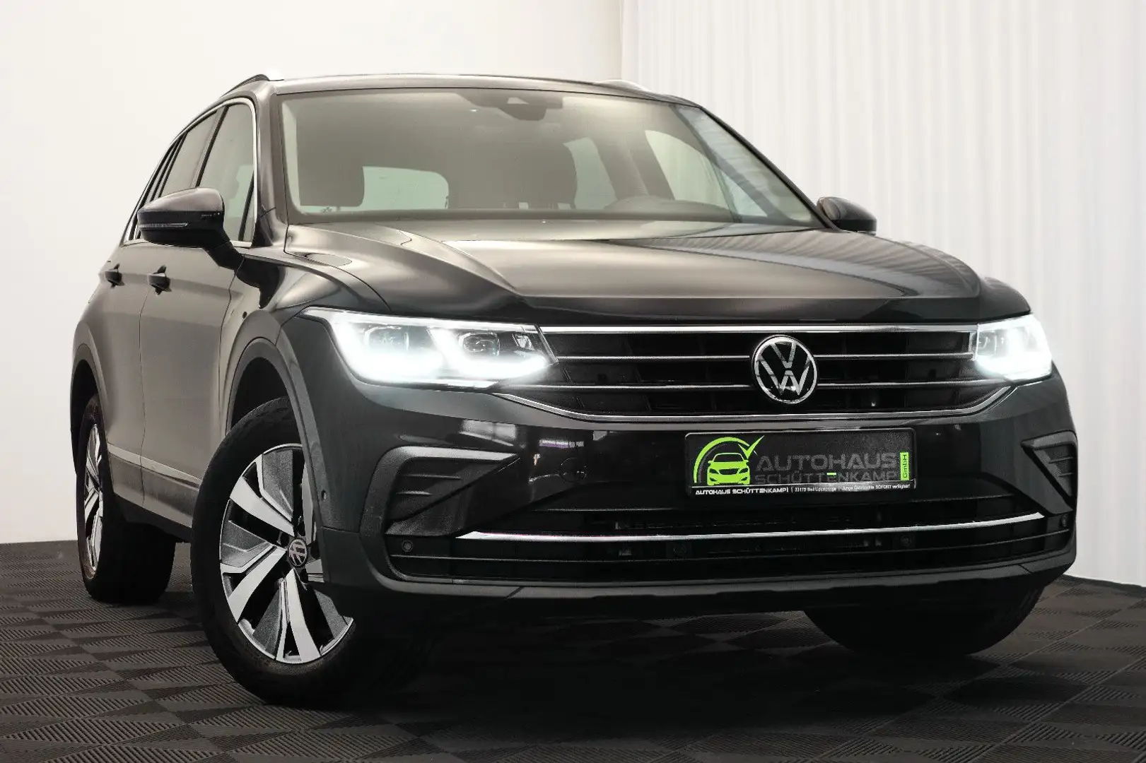 Volkswagen Tiguan LIFE eHybrid P-DACH+RFKMRA+AHKPL+MATRIX Schwarz - 1