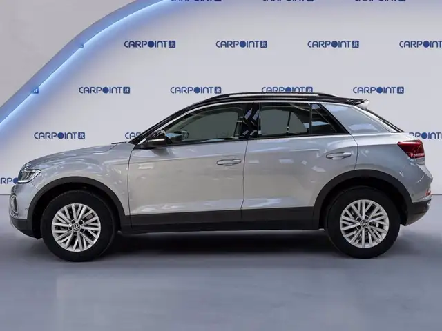 Volkswagen T-Roc view 3