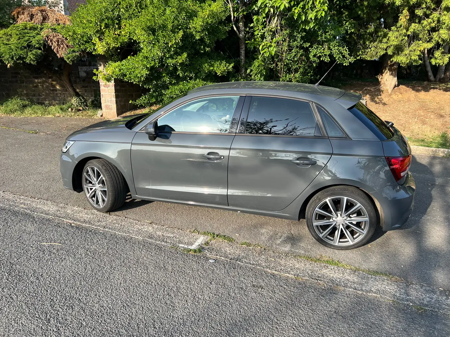 Audi A1 1.0 TFSI Sportback S tronic Gris - 2