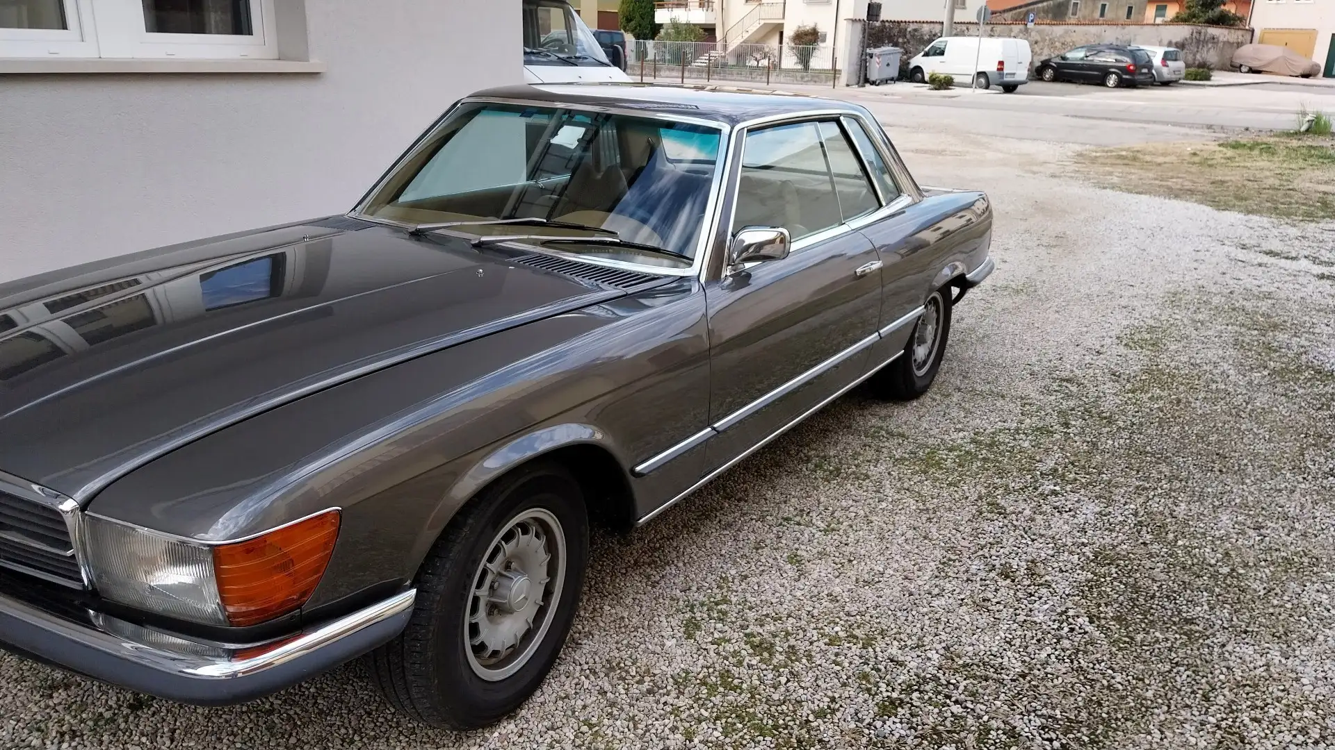 Mercedes-Benz SLC 350 siva - 1