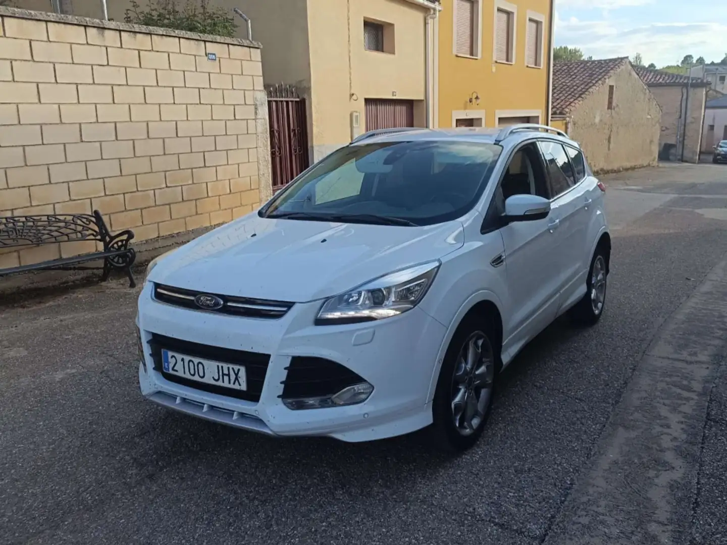 Ford Kuga 1.5 EcoB. S&S Titanium 4x4 Aut. 180 Weiß - 1