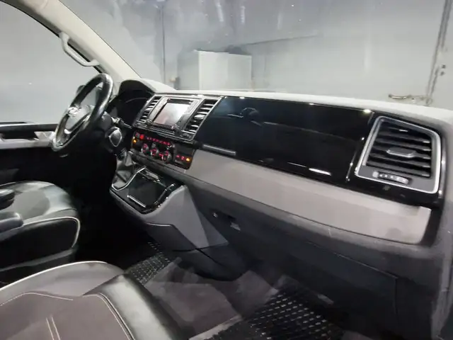 Volkswagen Multivan view 9