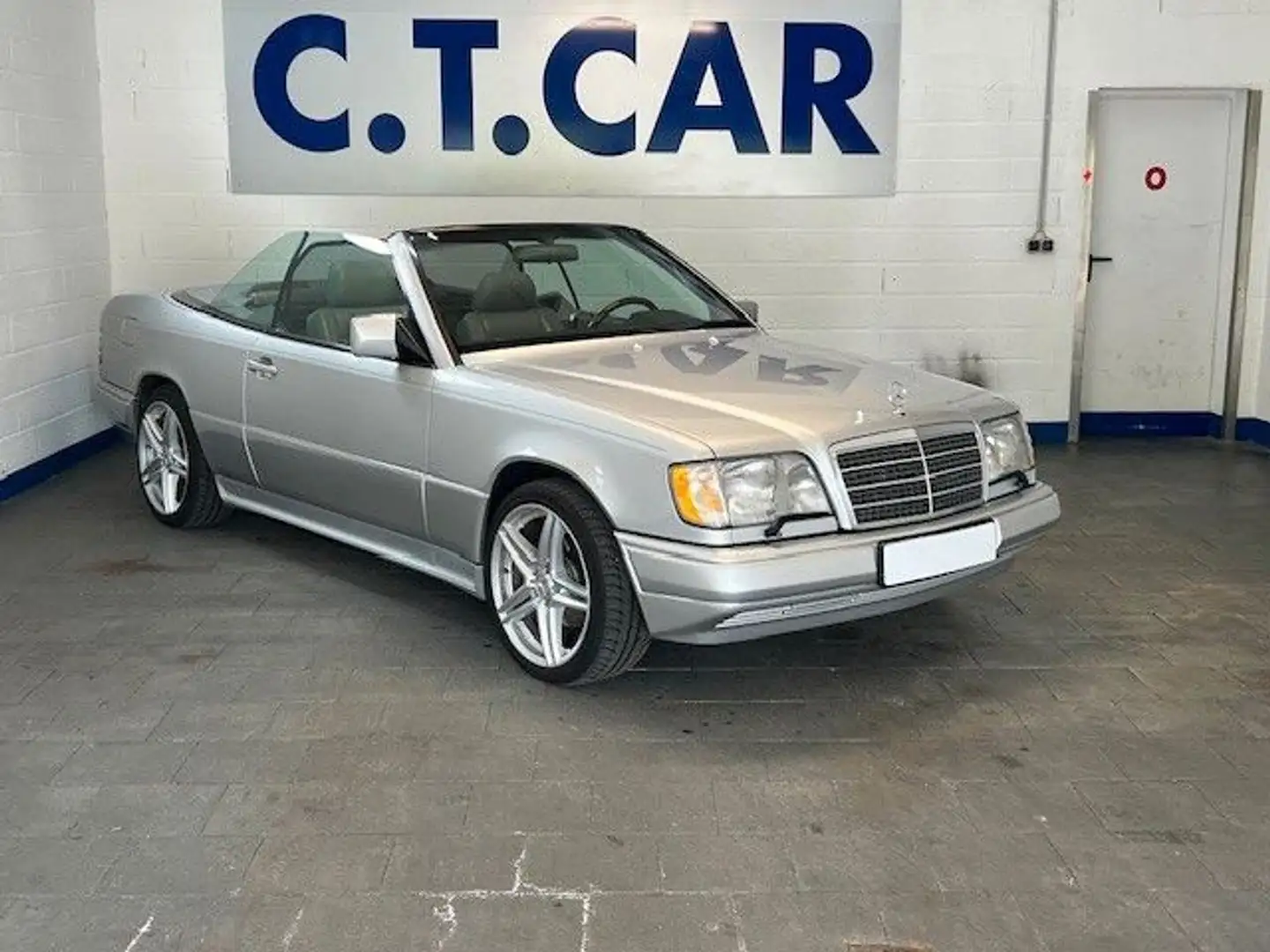 Mercedes-Benz E 320 AMG Line - W124 Gris - 1