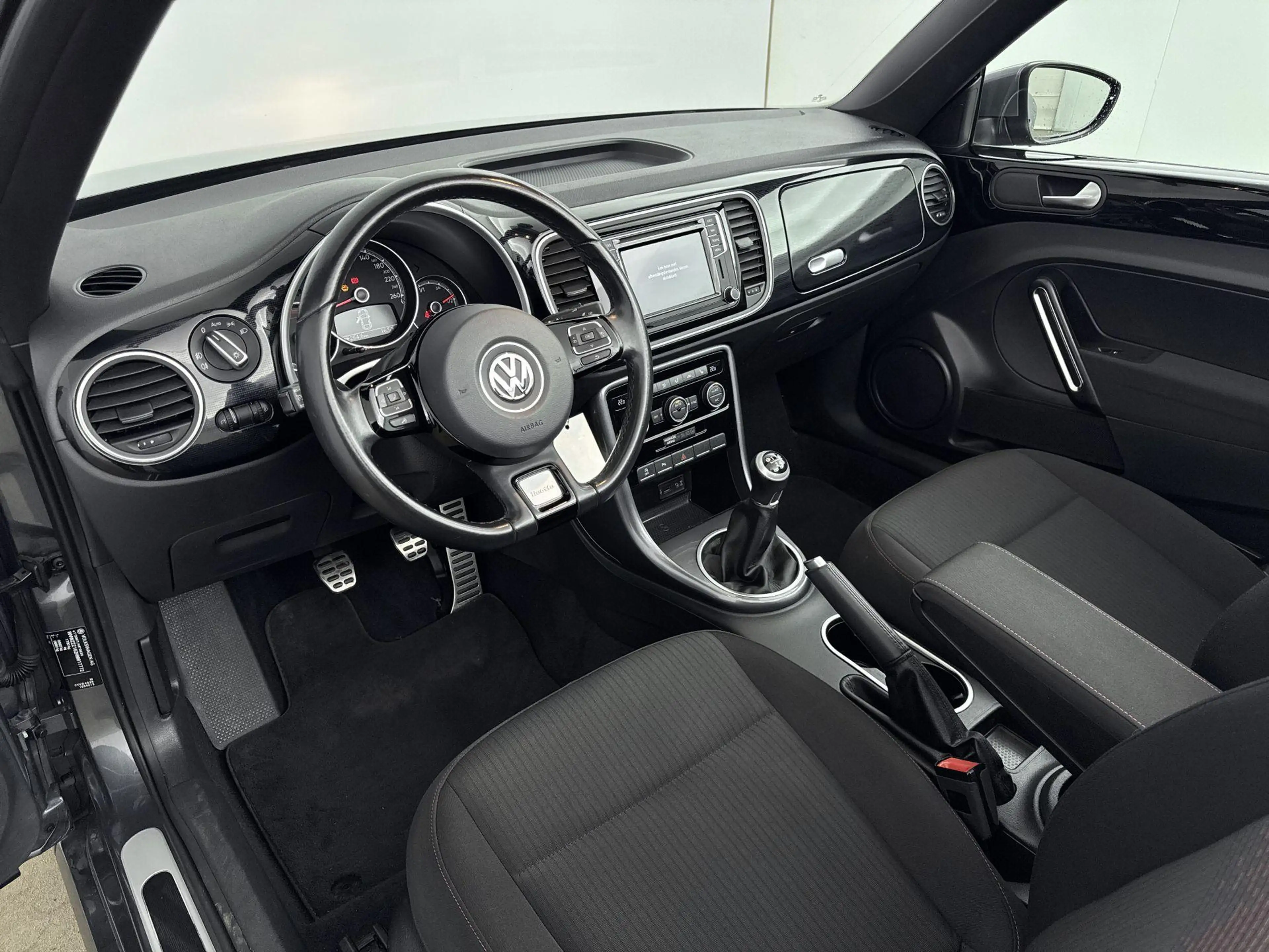 Volkswagen Beetle Cabriolet 1.2 TSI Exclusive Series — photo 9