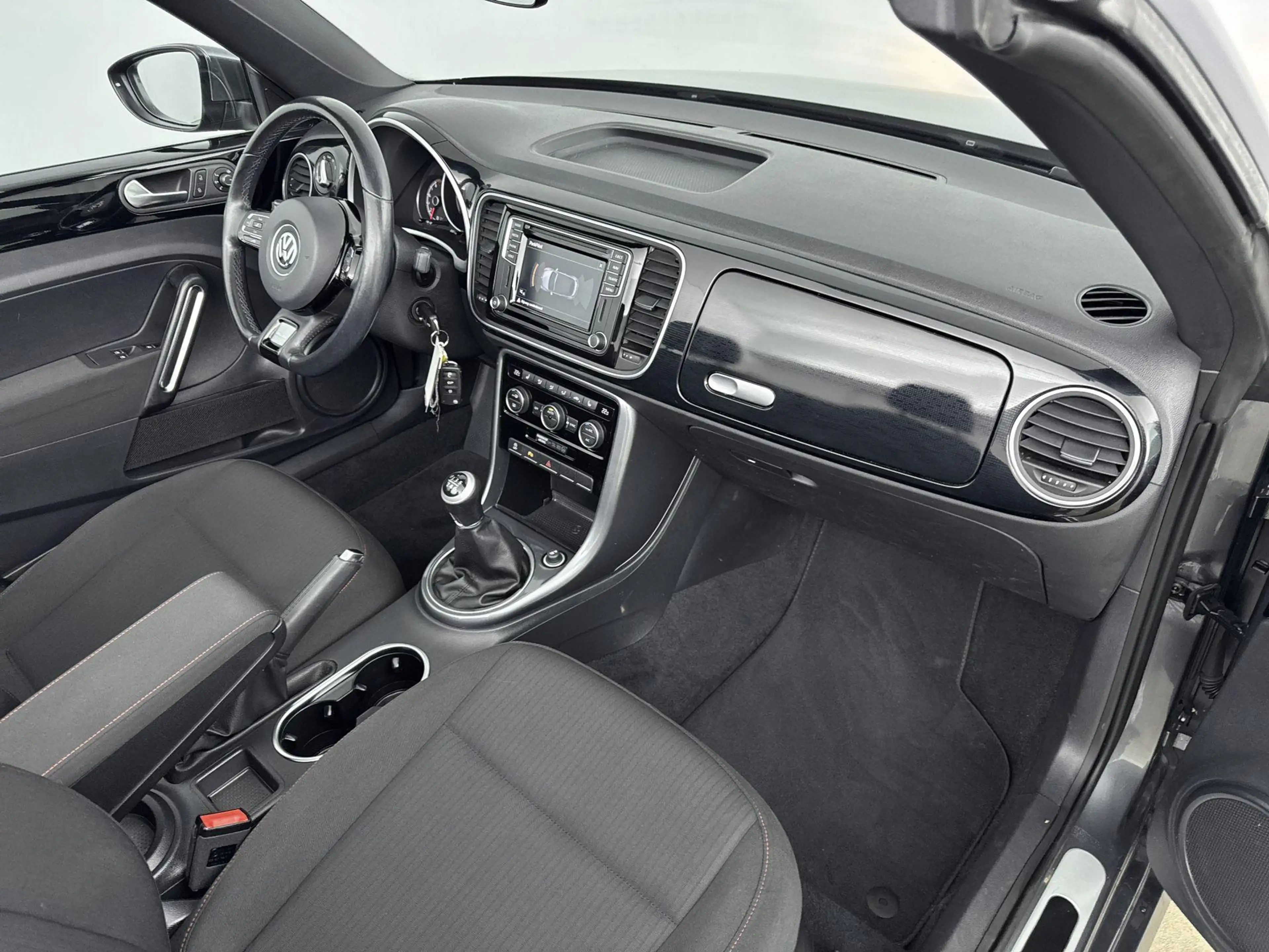 Volkswagen Beetle Cabriolet 1.2 TSI Exclusive Series — photo 8